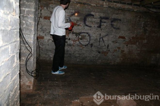 Yeni kiraladığı evin, zemininde bulduğu gizli kapağın altından çıkan şoke etti