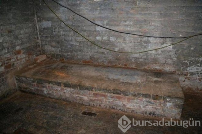 Yeni kiraladığı evin, zemininde bulduğu gizli kapağın altından çıkan şoke etti