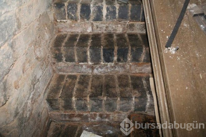 Yeni kiraladığı evin, zemininde bulduğu gizli kapağın altından çıkan şoke etti