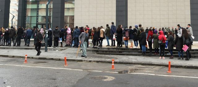 İş başvurusu için gelmişti, kuyruğu bakın nasıl fırsata çevirdi!
