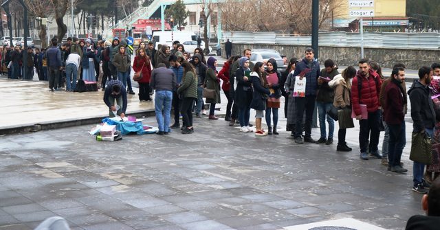 İş başvurusu için gelmişti, kuyruğu bakın nasıl fırsata çevirdi!