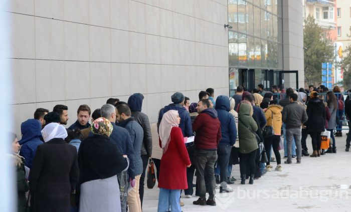 İş başvurusu için gelmişti, kuyruğu bakın nasıl fırsata çevirdi!