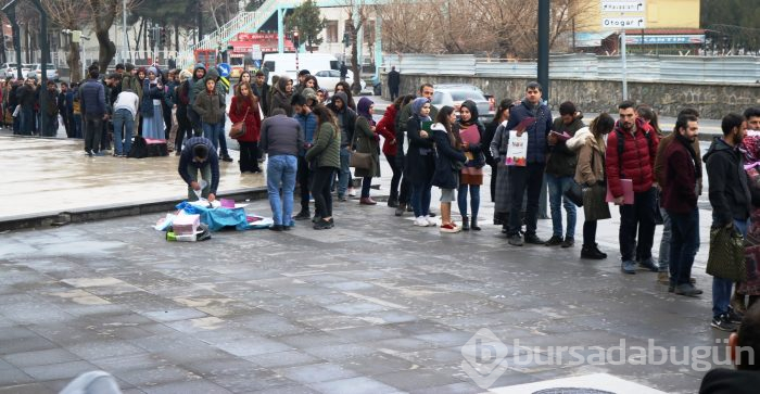 İş başvurusu için gelmişti, kuyruğu bakın nasıl fırsata çevirdi!
