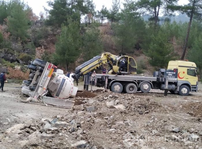 Bursa'da kimyasal madde yüklü tanker devrildi