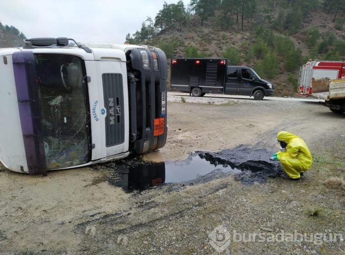 Bursa'da kimyasal madde yüklü tanker devrildi