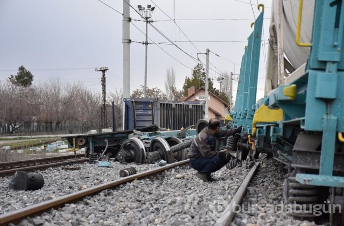 Lokomotiften ayrılan vagonlar yük trenine çarptı