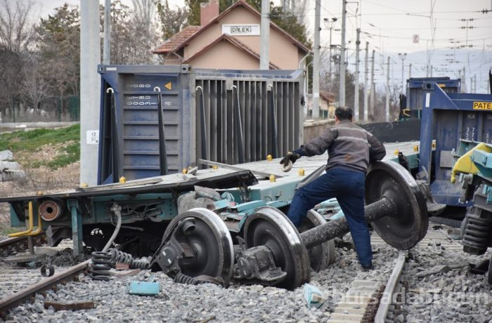 Lokomotiften ayrılan vagonlar yük trenine çarptı