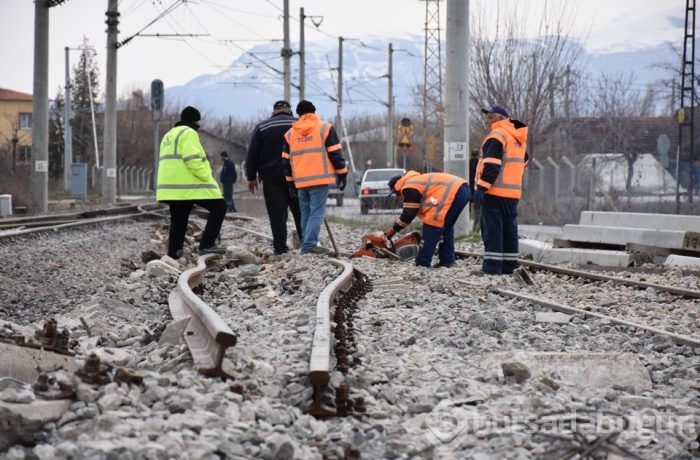 Lokomotiften ayrılan vagonlar yük trenine çarptı