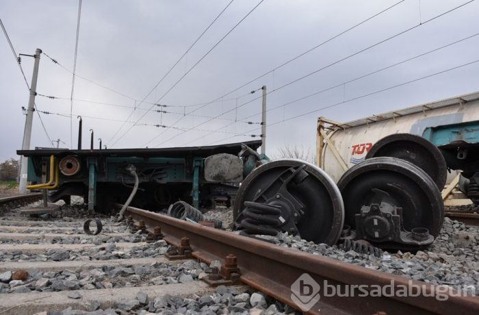 Lokomotiften ayrılan vagonlar yük trenine çarptı