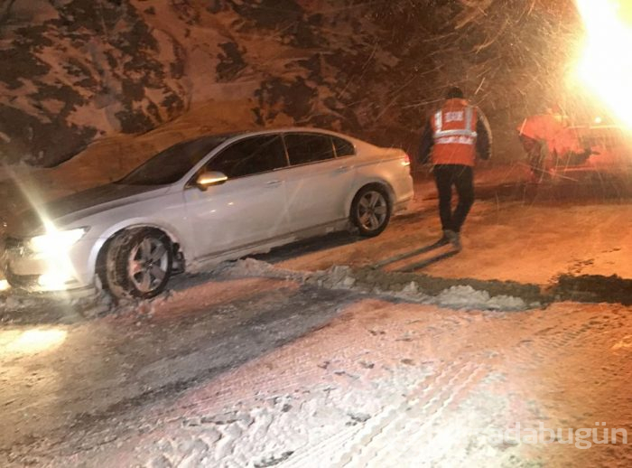 Kar ve tipi yolları kapattı

