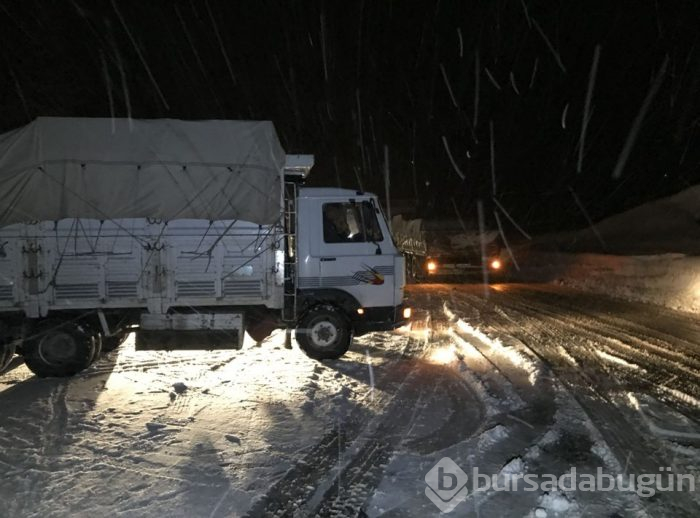 Kar ve tipi yolları kapattı
