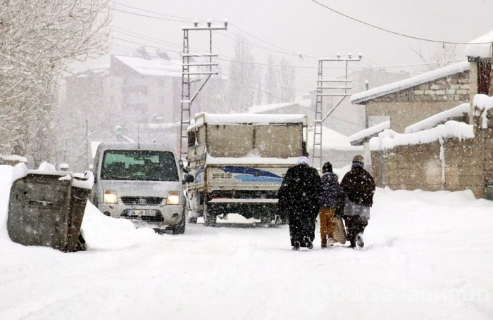 Kar ve tipi yolları kapattı
