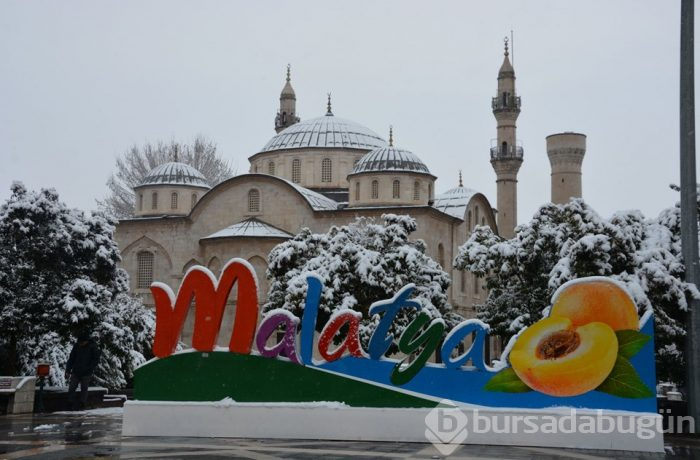 Kar ve tipi yolları kapattı
