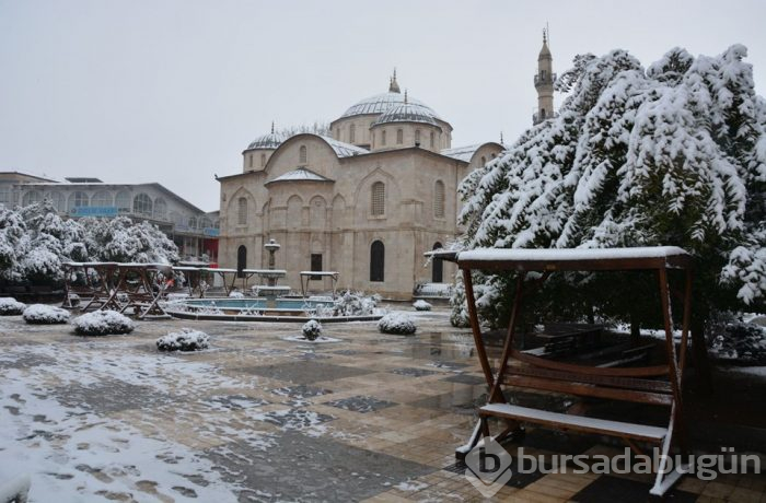 Kar ve tipi yolları kapattı

