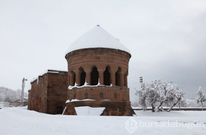 Kar ve tipi yolları kapattı
