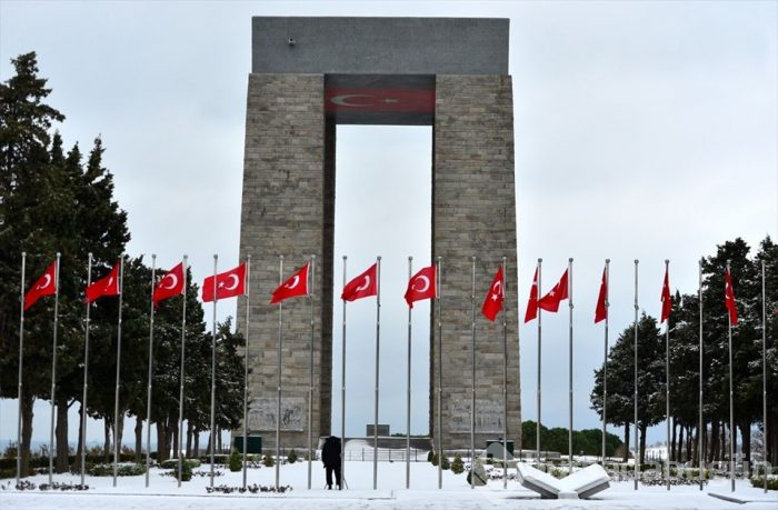 Çanakkale'de tarihi Gelibolu Yarımadası beyaza büründü