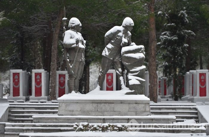 Çanakkale'de tarihi Gelibolu Yarımadası beyaza büründü