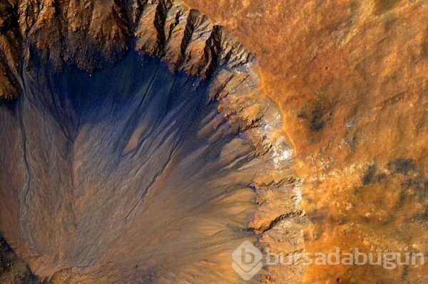 Gökbilimciler, Mars'ta yer altı su ağının izleri bulundu
