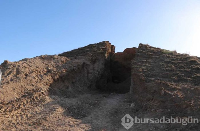 Tepeyi ikiye bölüp anıt mezarı talan ettiler
