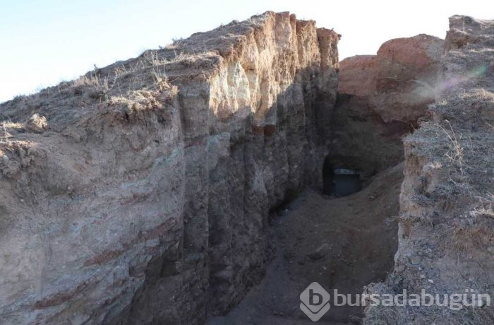 Tepeyi ikiye bölüp anıt mezarı talan ettiler
