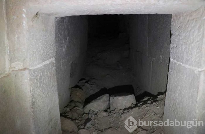 Tepeyi ikiye bölüp anıt mezarı talan ettiler
