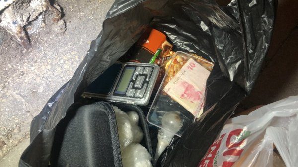 Çöpe atılan poşetten uyuşturucu ve para çıktı
