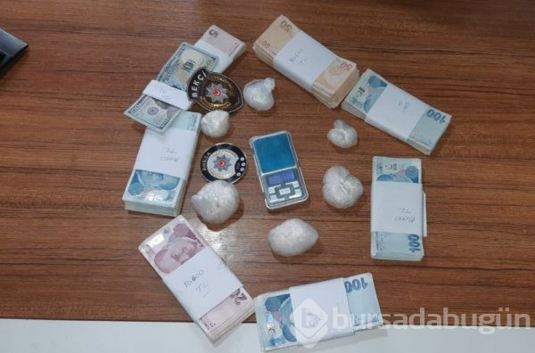Çöpe atılan poşetten uyuşturucu ve para çıktı
