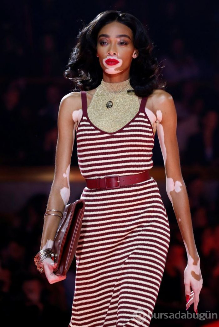 70 yaşındaki Grace Jones defilede modellerden rol çaldı
