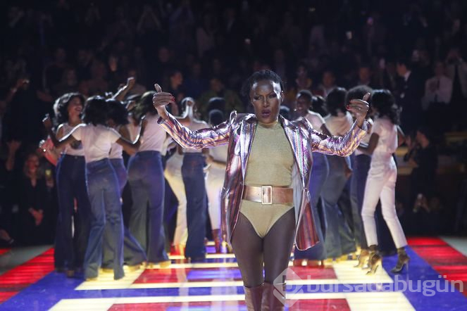 70 yaşındaki Grace Jones defilede modellerden rol çaldı
