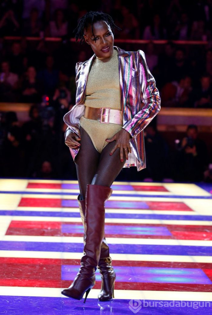 70 yaşındaki Grace Jones defilede modellerden rol çaldı
