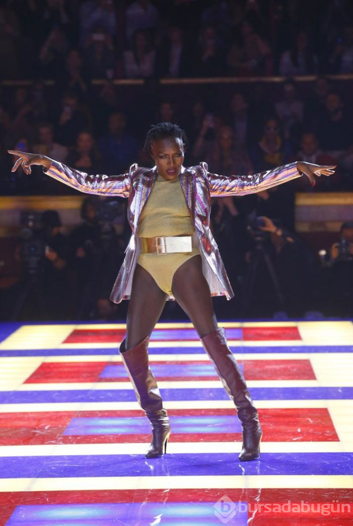 70 yaşındaki Grace Jones defilede modellerden rol çaldı
