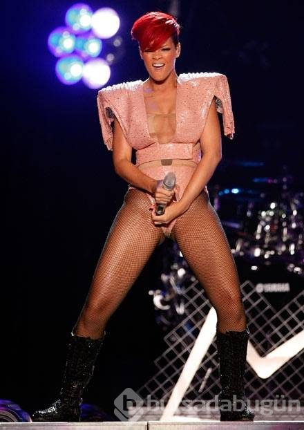 Rihanna iç çamaşırlarıyla milyoner oldu!
