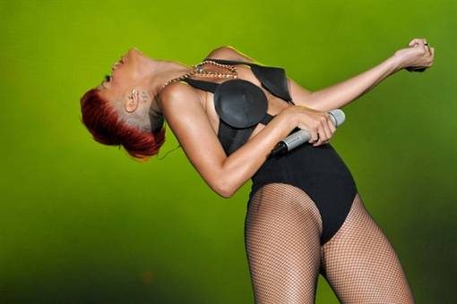 Rihanna iç çamaşırlarıyla milyoner oldu!
