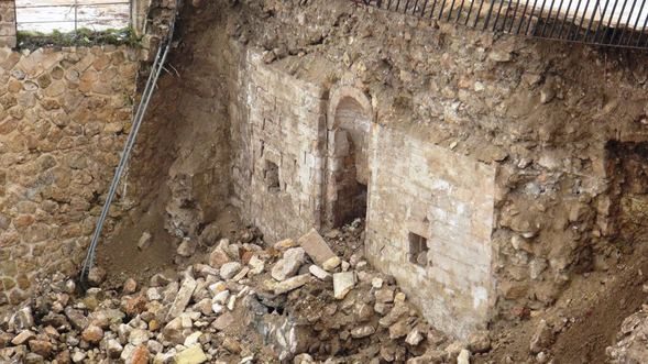Mardin'de duvar yıkıldı, arkasından tarih çıktı!
