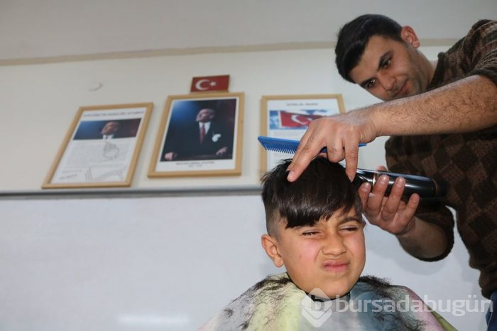 Karslı berberden ''Tıraşsız köy çocuğu kalmasın" projesi...
