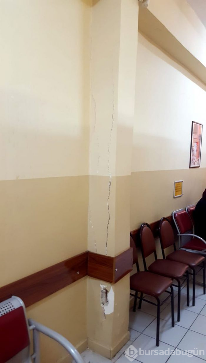 Çatlaklar büyüyor: Aile sağlığı merkezinde korkutan görüntü
