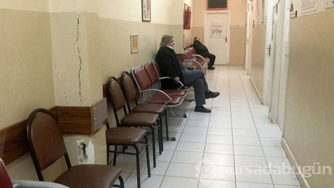 Çatlaklar büyüyor: Aile sağlığı merkezinde korkutan görüntü
