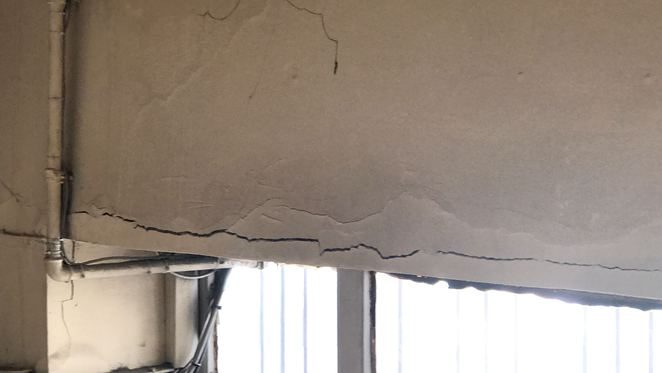 Çatlaklar büyüyor: Aile sağlığı merkezinde korkutan görüntü
