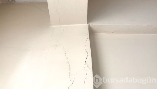 Çatlaklar büyüyor: Aile sağlığı merkezinde korkutan görüntü
