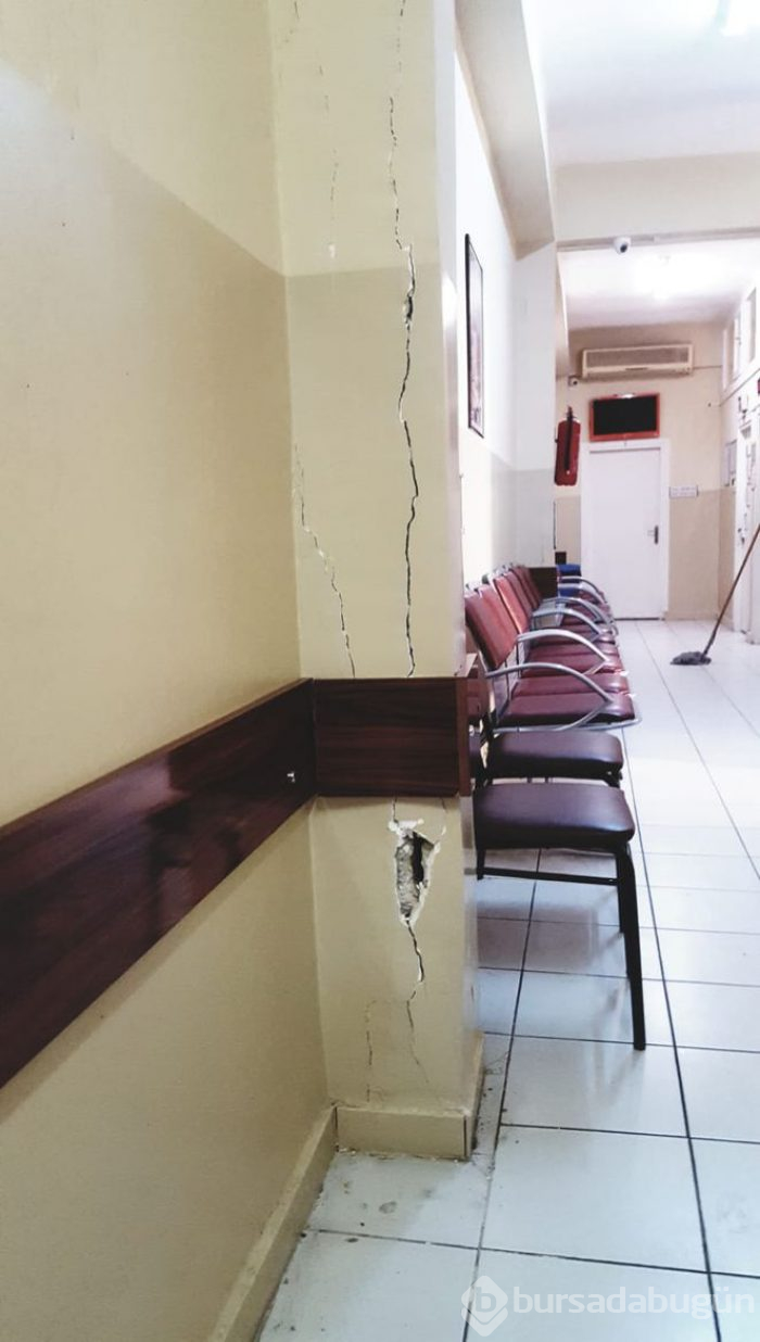 Çatlaklar büyüyor: Aile sağlığı merkezinde korkutan görüntü

