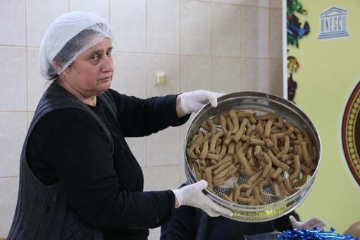 Kadınlar yapıyor! Elleriyle...
