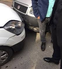 Çocuk yaşta araç kullandı: 4 kişi yaralandı, 10 araçta maddi hasar oluştu
