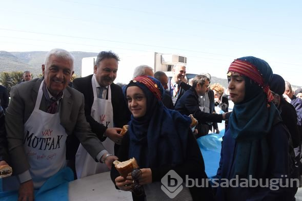 Şölende 6 ton hamsi dağıtıldı
