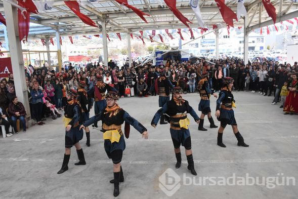 Şölende 6 ton hamsi dağıtıldı

