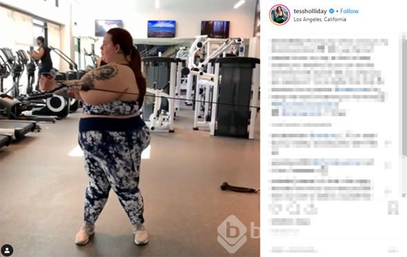 Büyük beden model kilolarını eleştirenlere böyle yanıt verdi: Günde iki saat spor yapıyorum!
