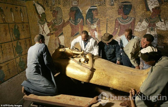 Firavun tutankhamun'un, mumyalanmış yüzü ve ayakları ilk kez görüntülendi