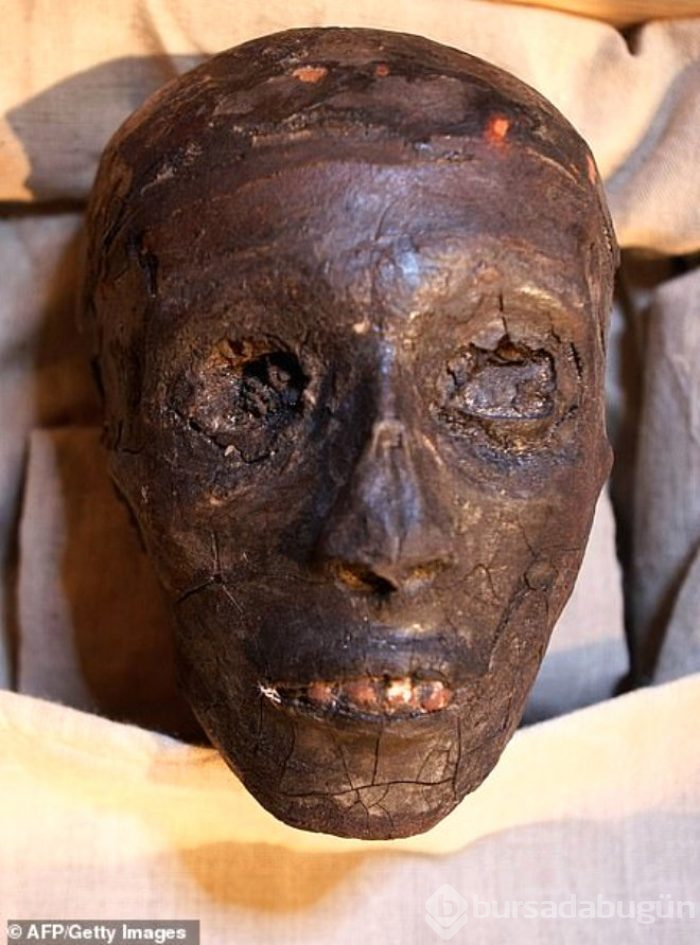 Firavun tutankhamun'un, mumyalanmış yüzü ve ayakları ilk kez görüntülendi
