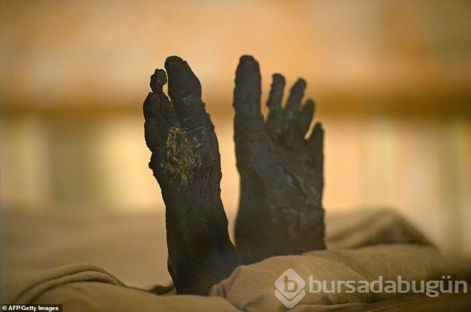 Firavun tutankhamun'un, mumyalanmış yüzü ve ayakları ilk kez görüntülendi