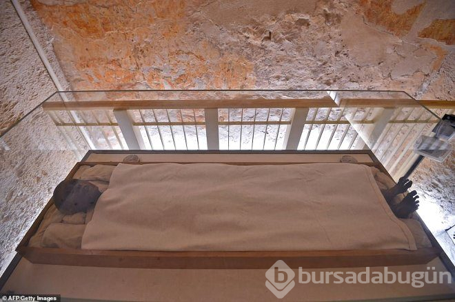 Firavun tutankhamun'un, mumyalanmış yüzü ve ayakları ilk kez görüntülendi