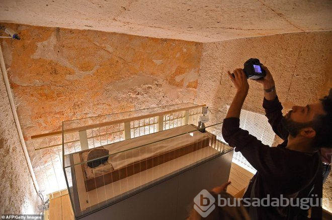Firavun tutankhamun'un, mumyalanmış yüzü ve ayakları ilk kez görüntülendi